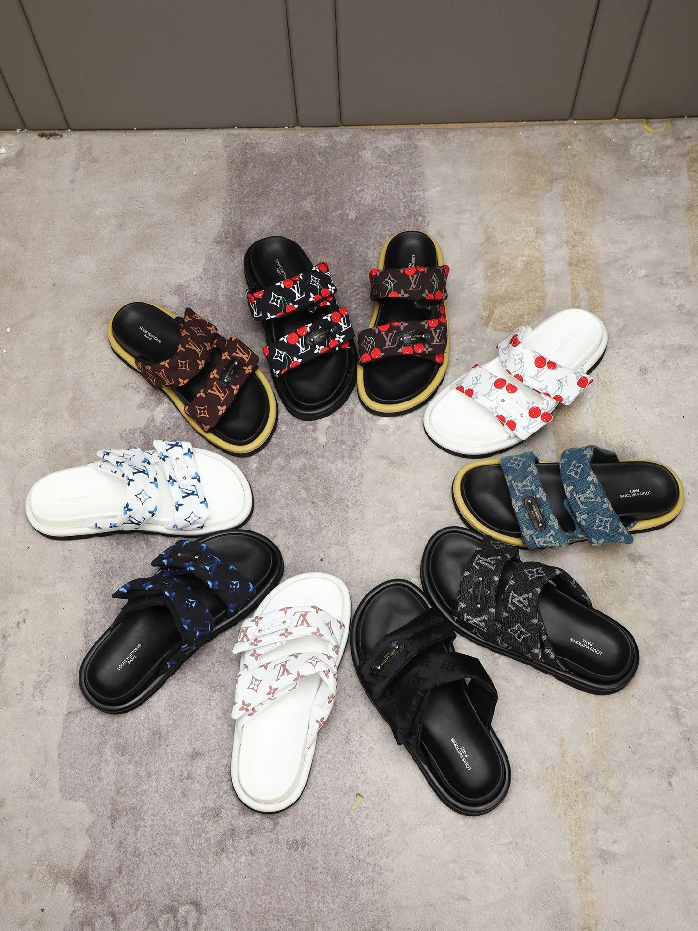 PP360 [LOUIS VUITTON] Louis Vuitton, LV printing, men's and women's slippers are on the market. The drawer box packaging comes with a cloth bag and a card. The upper pattern looks very soft and waxy, and it is a super versatile leg slimming tool. Fabric: imported denim/canvas/old fabric, LV hardware LOGO, official website pattern printing, comfortable to wear, feet: high-elastic PU water table. Sole: foam sole, heel height: about 5cm. Code number: 35-46, 35, 45, 46 are custom-made and non-returnable. Color: multiple colors and styles available.